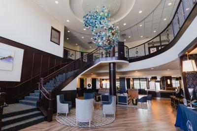 elegant entrance into the lobby