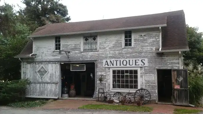 Shawnee Road Antiques Barn