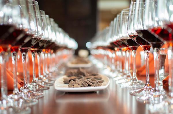 Glasses-of-red-wine-and-chocolate-on-a-table