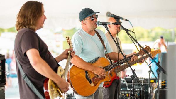 A band playing at the Makers Trail Festival, Weko Beach