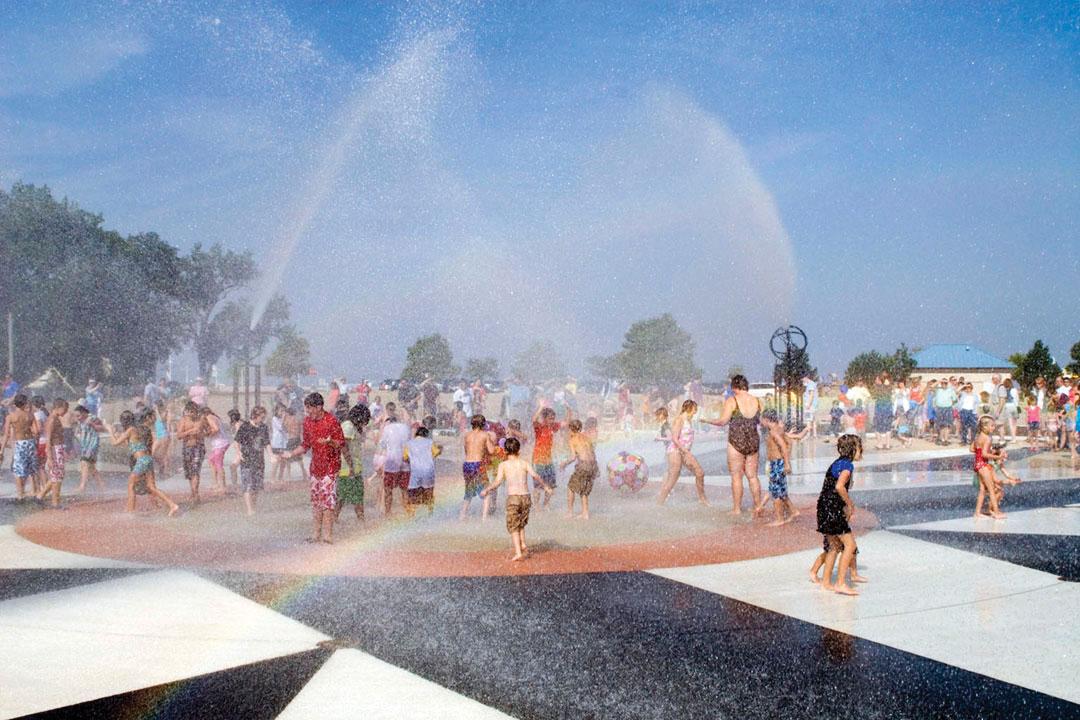 Kids-enjoying-the-fountain
